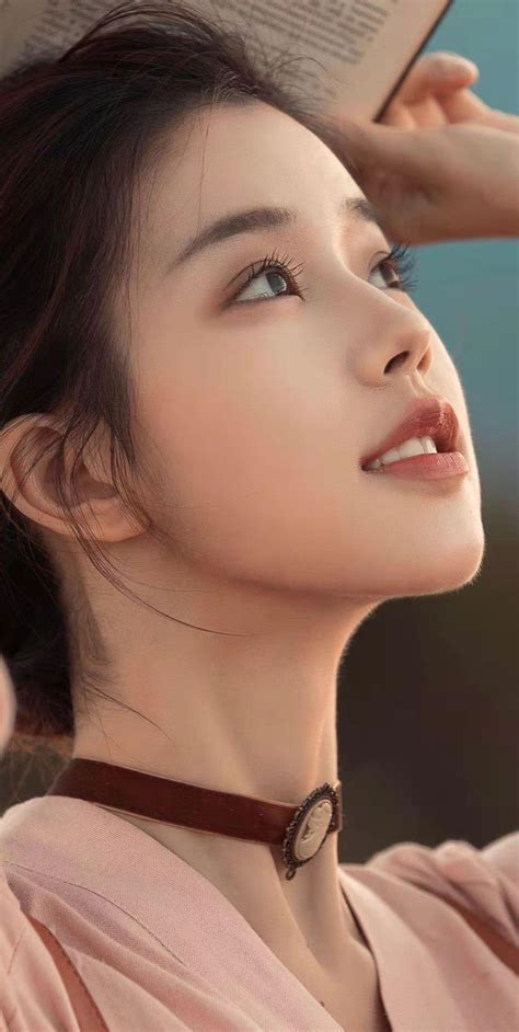 礼炮鸣响，国旗护卫队擎国旗出场！